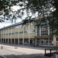 Schulgebäude mit Schulhof