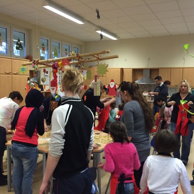 Weihnachtsbäckerei - so viele fleißige Helfer waren dabei